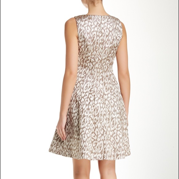 ❤️❤️host pick❤️❤️ Amazing fit and flare dress - Picture 2 of 4